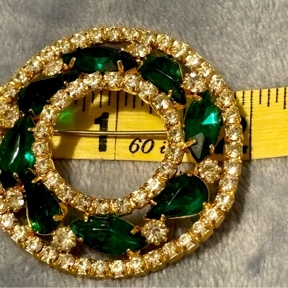 Vintage gold tone circular wreath Brooch with Green/white rhinestones. - Picture 7 of 13